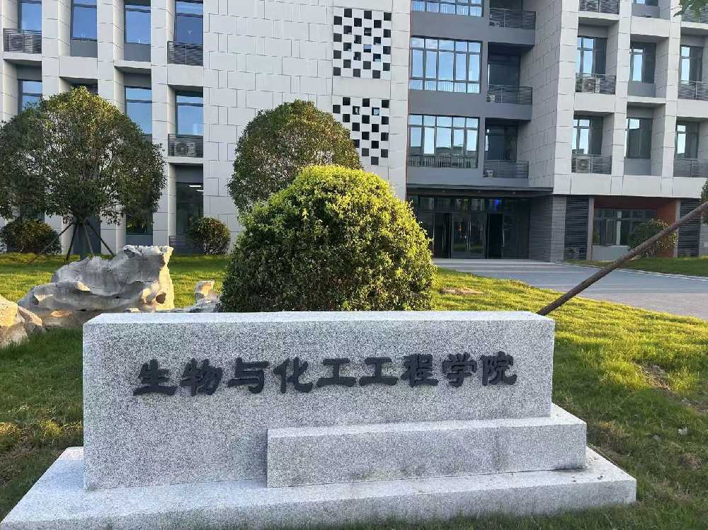 公主岭市扬州职业大学体育场高杆灯项目
